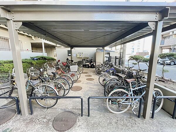 屋根付きの駐輪場もあります！