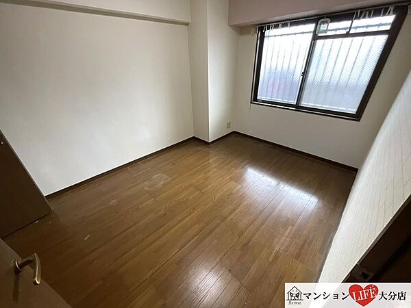 窓付きの室内です！