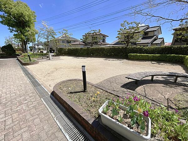 マンションの敷地内にゆったりとくつろげる公園があります。