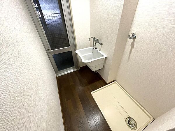 キッチン横の洗濯機置き場です。