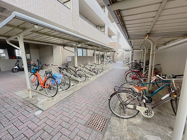 屋根付きの駐輪場で雨の日でも安心です！