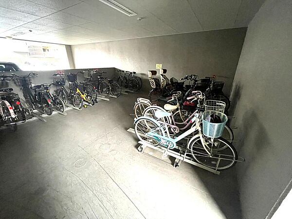 屋根付きの駐輪場です！