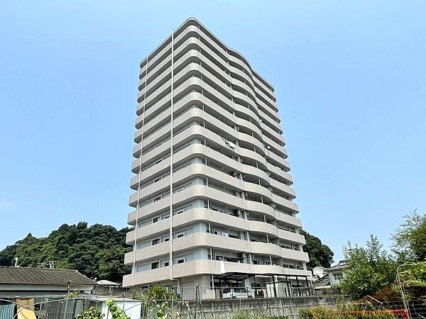 大規模修繕が完了したばかりで綺麗な外観です