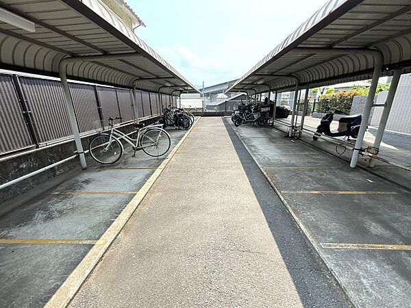 屋根付きの駐輪場です！