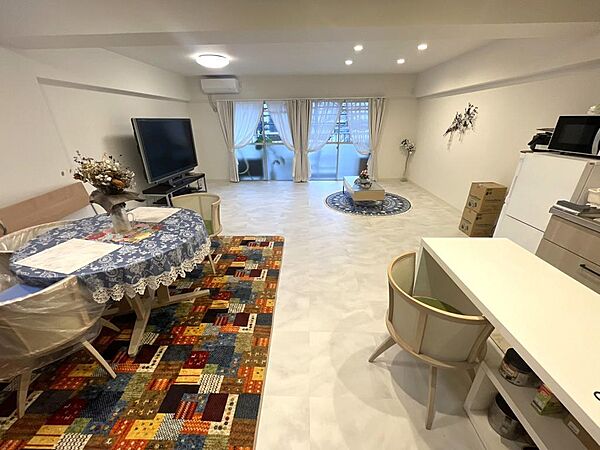 白を基調としたお部屋で、清潔感があります