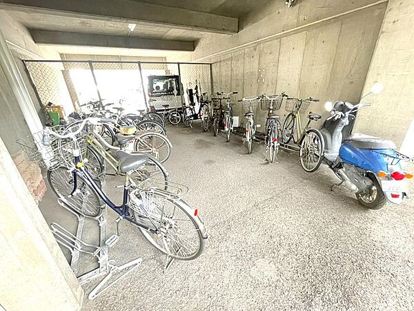 屋根付きの駐輪場です！