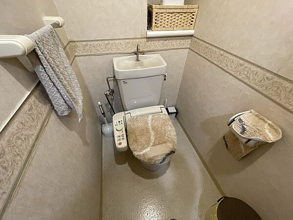 温水洗浄付きのトイレです。