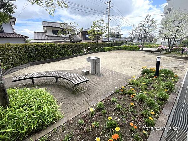 マンションの敷地内にゆったりとくつろげる公園があります。