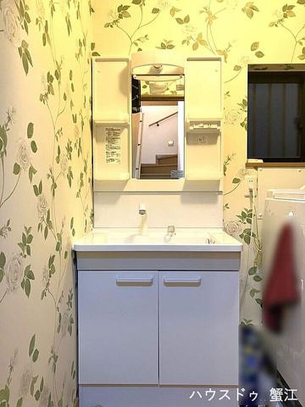 ボタニカルなクロスが素敵な洗面室。令和3年にクロス張替え、洗面台も交換。丁寧にお使いです。