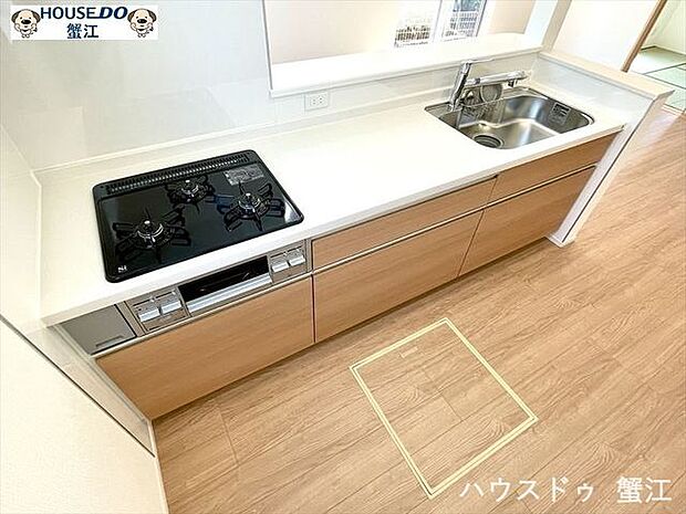 キッチン：ゆったりとしたキッチンスペースは作業もしゃすく開放的な空間です。床下収納もあって、スッキリとお使いできます。