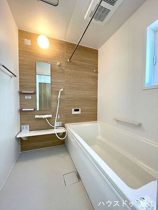 浴室：ゆったりサイズでのんびりとくつろげるバスルーム。浴室乾燥機が標準装備です。窓も付いているので併用すれば湿気の排出もスムーズです。