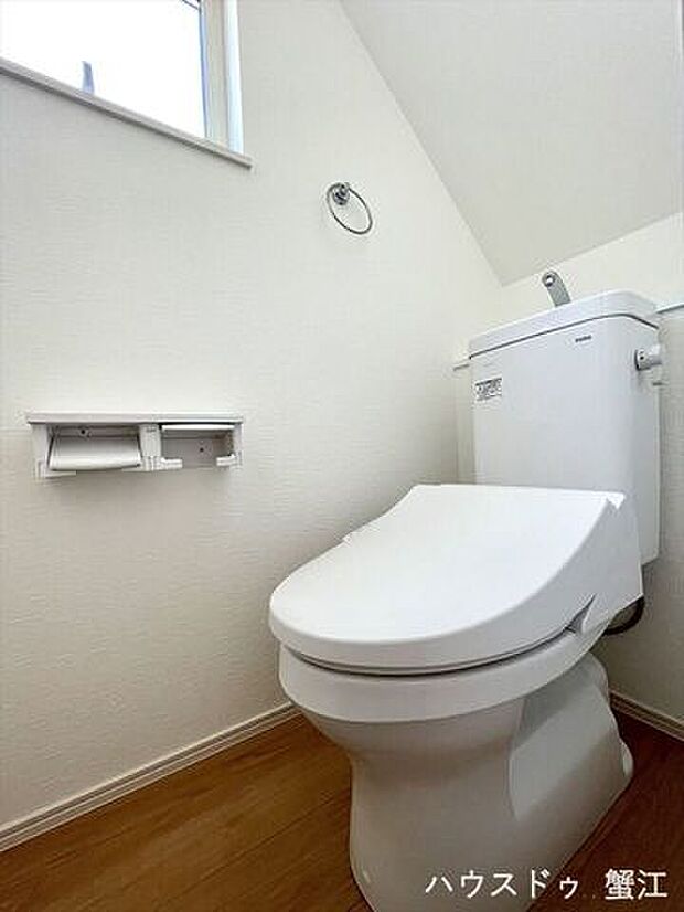 トイレは1階と2階に完備。ペーパーホルダーが2つあるのもちょっと嬉しいポイントですね♪