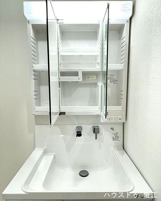 洗面化粧台の三面鏡は収納も備えているので、小物が多い洗面所も片付きますね。コンセントが二つもありシェーバーを充電しながら、ドライヤーを使うことができます。