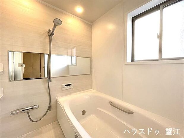 浴室：明り取りを兼ねた窓が付いており、入浴後の湿気の速やかな排出が期待できます。ワイドな鏡がゆったりした浴室をより広く感じさせます。
