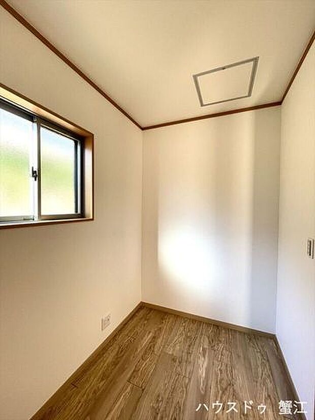 2階WIC:通風の窓があるウオークインクローゼット。納戸や書斎としても使えそうな使用勝手の良いスペース。天井裏が覗ける45ｃｍ角の点検口があります。