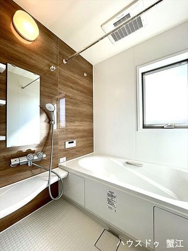 浴室：窓付きのバスルームは採光もあり明るく気持ちの良い空間です♪窓があることで換気環境も良好◎