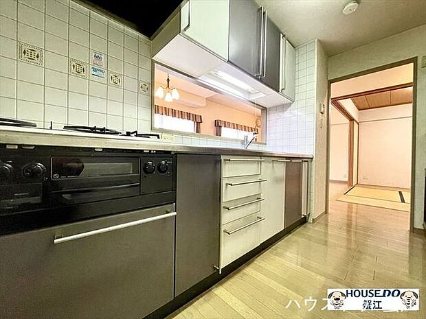 キッチン：料理をしながらリビングだけではなく隣の和室もしっかり見渡せます。