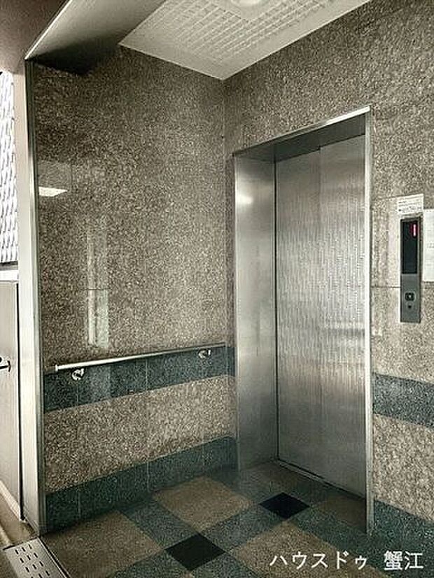 手入れが行き届いた清潔感のあるエレベーターホール。