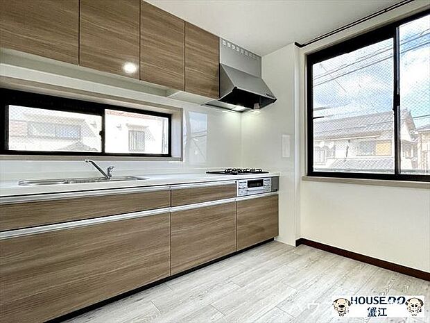 キッチン：窓が付いたキッチンです♪お料理に集中できる空間は、お料理好きな方に人気です♪
