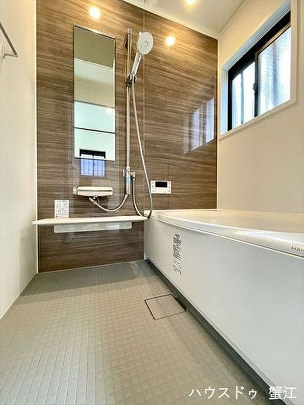1階浴室：浴室にも窓から明かりが差し込みます。明るいうちからバスタイムでリラックスできそうです。