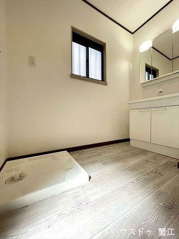 1階洗面所：洗面所はゆったりとしたスペースになっていますので、忙しい朝も余裕を持って支度できます！