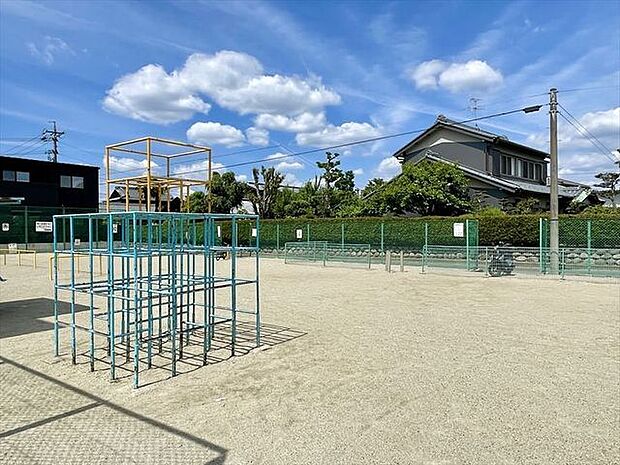 【長牧浦畑ちびっ子広場 】遊具も豊富で、よく整備された公園です。フェンスに囲まれているので、お子さんのボール遊びも安心して見守れます。 490m
