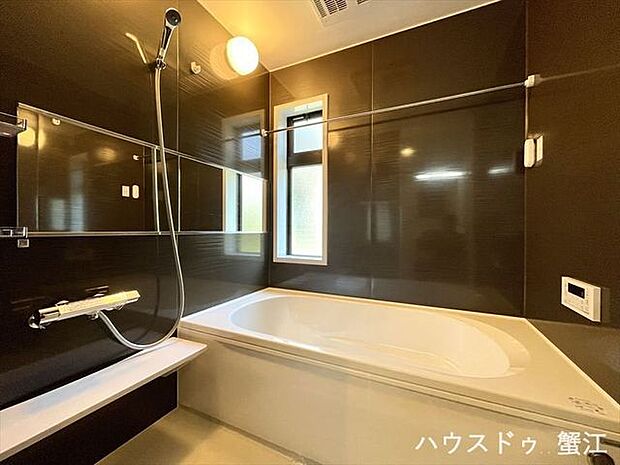 落着きのある浴室です。暖色系のライトがゆったりとした時間を楽しむように雰囲気造りをしてくれています。