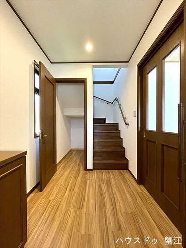 廊下収納：階段下を有効活用した収納スペース。掃除道具や読み終えた新聞・雑誌などの一時保管場所にも最適です。