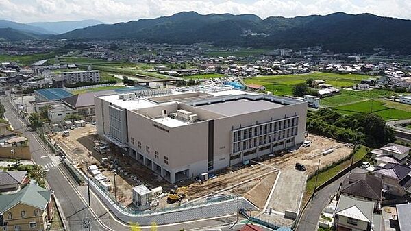田川東中学校(車で4分) 1300m