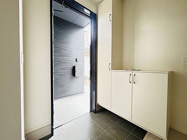 ◇内観から見た玄関もお洒落♪