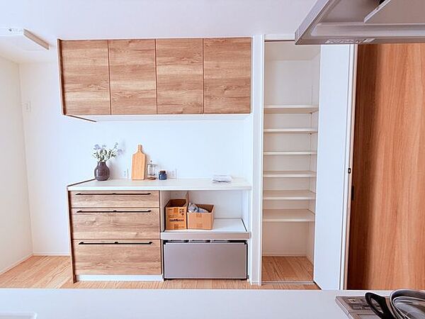 ◇キッチンには嬉しいカップボード＆パントリー付き♪