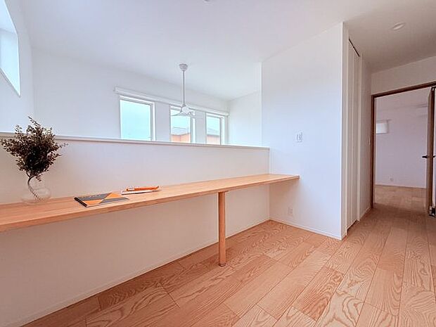 ◇2階上がってすぐにカウンターがありお子様の勉強スペースや遊びスペースなど用途多様♪