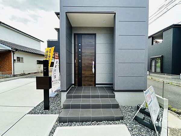 ◇外観から見た玄関☆