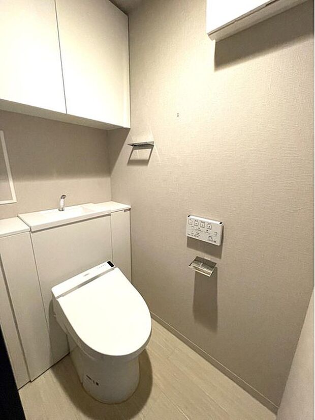 トイレには収納棚がありお掃除グッズも隠せます♪