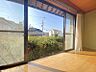 室内：お庭を望むことができ、陽当たりの良い縁側です。