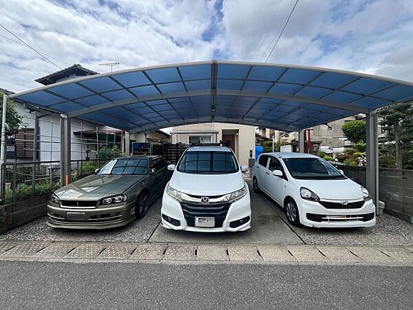 駐車は並列3台可能！停めやすく、夫婦でそれぞれお車を所有していても安心です！