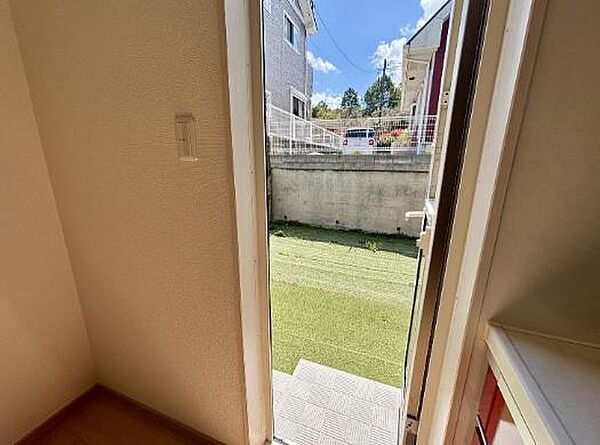 キッチンは勝手口付きで、ゴミ出しや荷物の出し入れがスムーズです！