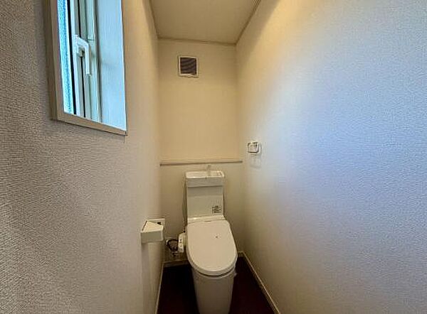 白を基調とした清潔感あるトイレ！快適な温水洗浄便座付きです！