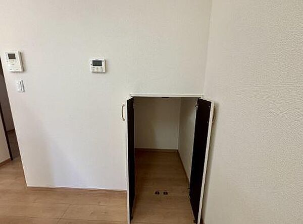 キッチン横収納：ストックや調理器具等をスッキリ収納できます！