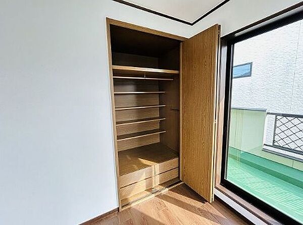 棚付きクローゼットで小物も整理しやすく、室内がすっきり片付きます！