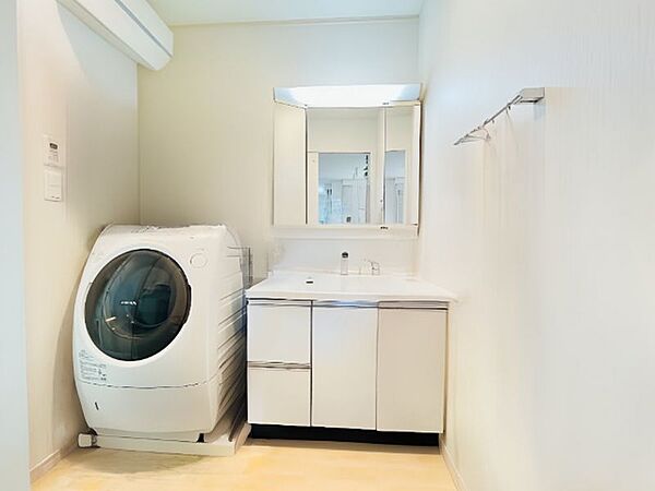 三面鏡の洗面化粧台です！忙しい朝の準備もはかどりますね♪