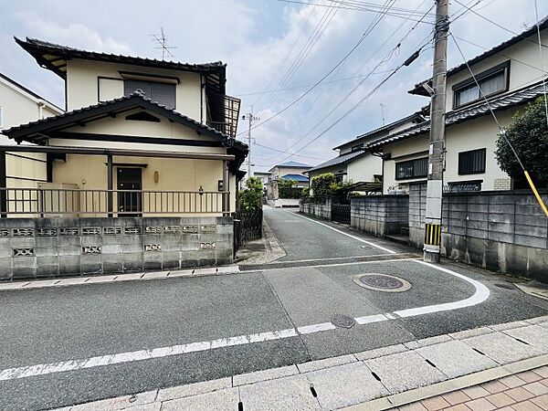 交通量少なく、閑静な住宅街です！