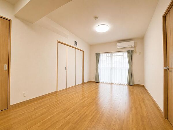 LDKは約15.8帖！南向きの窓から明るい日差しが降り注ぎ自然と家族が集まる空間となってます！