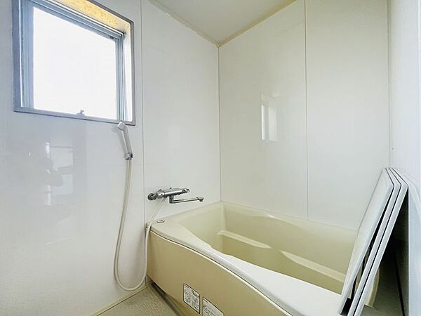 マンションには珍しい窓付きの浴室です！換気もばっちりできます♪