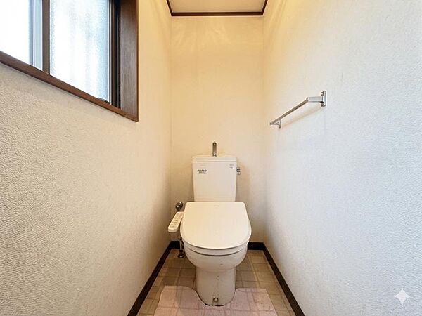 大き目の窓が付いた明るいトイレは日中は照明いらずです♪