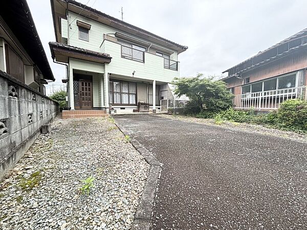 お車の駐車は2台可能、ご来客時にも重宝します！小学校まで近いため、お子様の毎日の通学も安心です♪