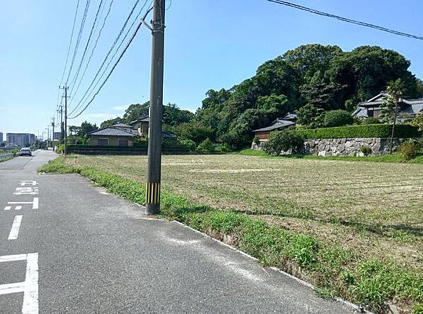 南側道路に面し陽当り・通風良好！幅員約5.8m～7.2m、舗装済みで車や自転車の通行もスムーズ♪