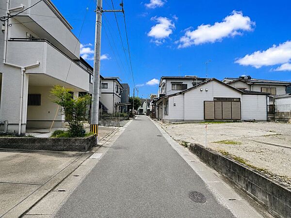 小学校まで徒歩約6分のためお子様の通学負担も少なく安心です♪