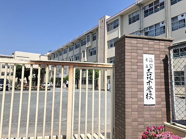 三筑中学校まで　1700m　徒歩約22分●校訓「創造・練磨・礼節」部活動に関しては、中総体で男子卓球部が県大会3位、男子バレーボール部が県大会ベスト8などの実績を残しています。