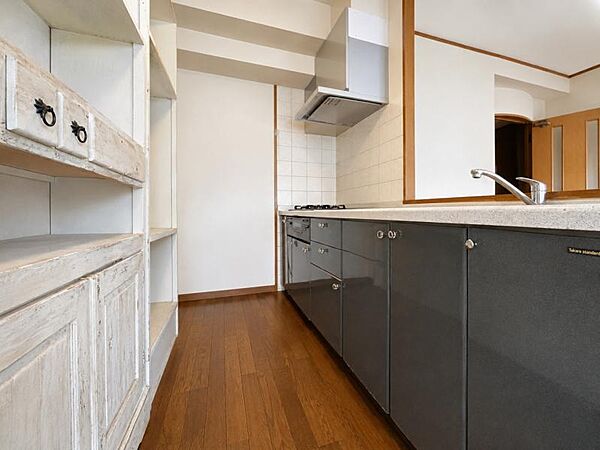 背面収納も豊富で、ものが多くなるキッチンもスッキリとさせられますね